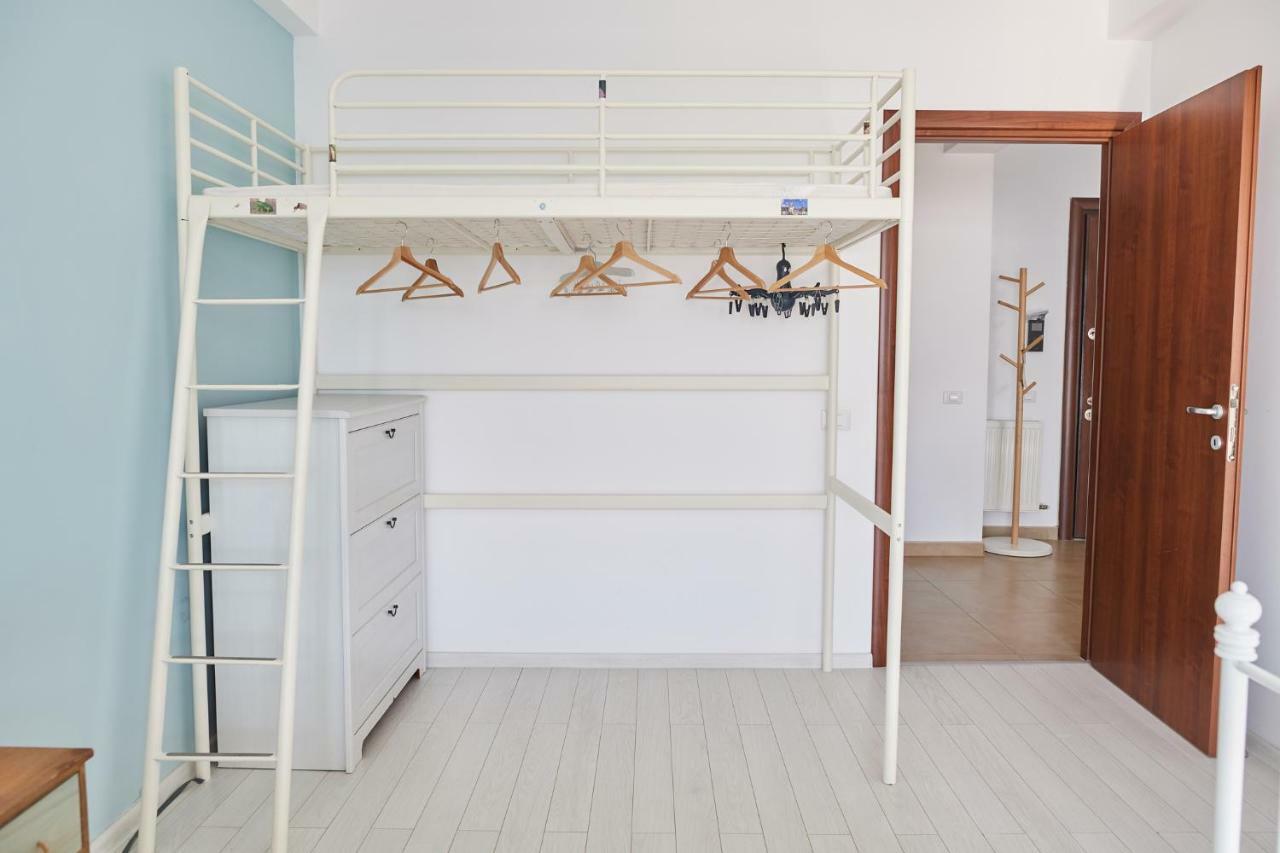 Sailing Lake Mamaia Apartament